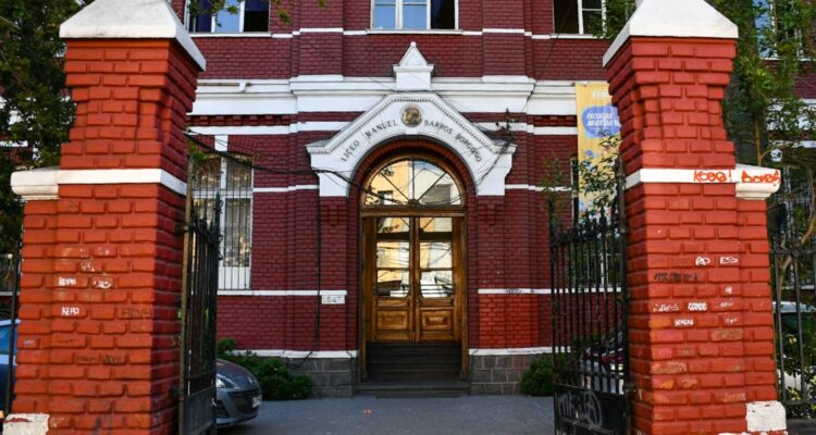 Justicia confirma multa por baños malos y falta de docentes en Liceo Barros Borgoño de Santiago