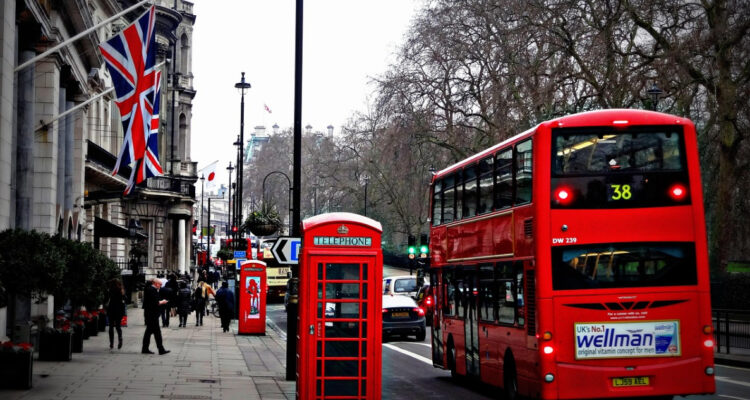 El Gobierno británico anuncia recorte de gasto público: podría provocar despido de 10 mil funcionarios