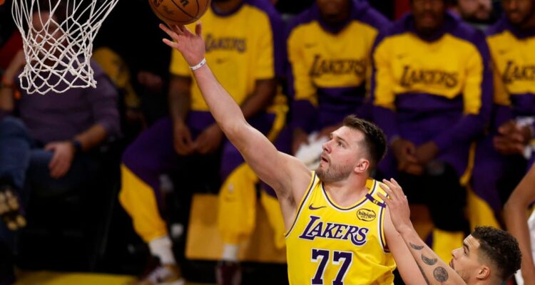 Doncic montó su propio espectáculo en triunfazo de Lakers ante Nuggets: 21 puntos en primer cuarto