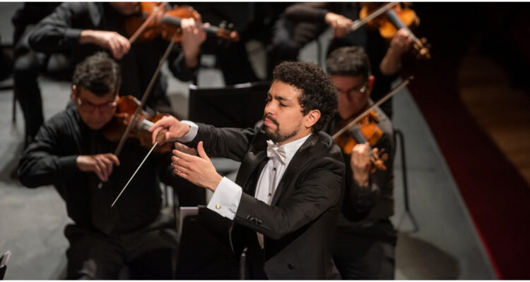 Ascendente director chileno Luis Toro Araya vuelve a Chile para dirigir la Octava de Bruckner