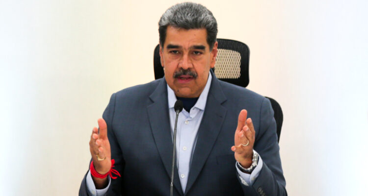 Maduro ordena incrementar los vuelos de retorno a Venezuela de migrantes detenidos en EE.UU.