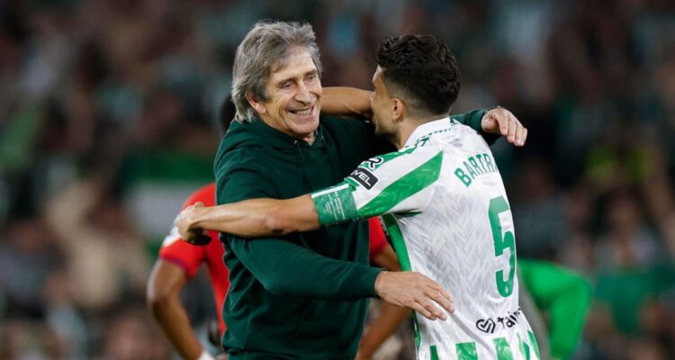 Manuel Pellegrini es todo alegría en el Betis tras ganar clásico al Sevilla