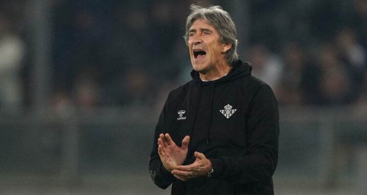 Manuel Pellegrini dirigiendo al Real Betis