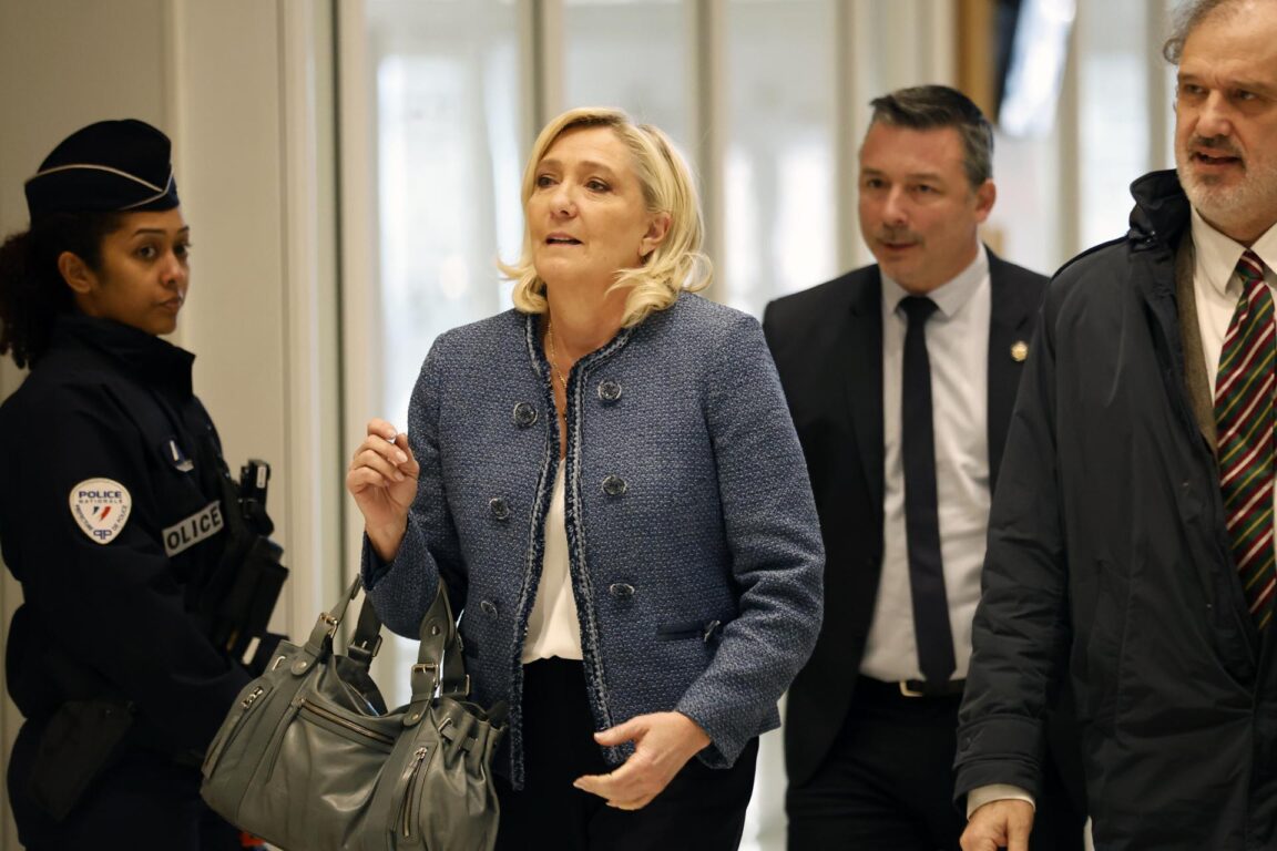 Marine Le Pen llega al tribunal de París para su veredicto