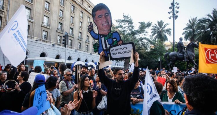 Masiva manifestación de docentes en Santiago: Desbordes responde que “no habrá otra propuesta”