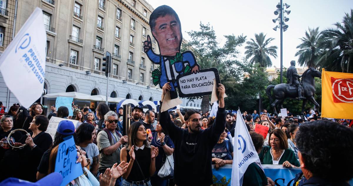 Masiva manifestación de docentes en Santiago: Desbordes responde que “no habrá otra propuesta”