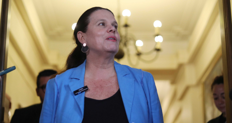 Maya Fernández renuncia al Ministerio de Defensa tras polémica por fallida compra de casa de Allende