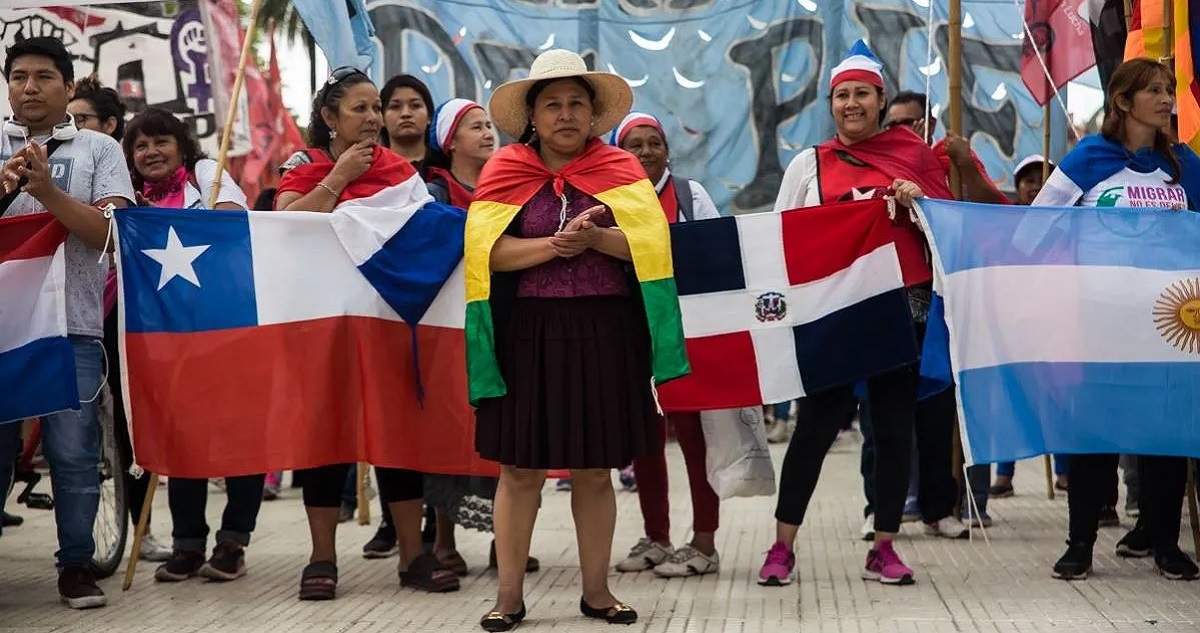 Reforma migratoria: Milei busca facilidad para deportar y que extranjeros paguen por salud y educación