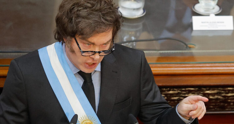 Milei firma un decreto para cerrar un nuevo acuerdo con el FMI: ayudaría a pagar deudas