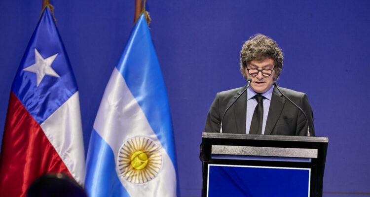 Oposición pide a Milei reunirse con Boric en su visita a Chile: Oficialismo pide “no tenderle la mano”