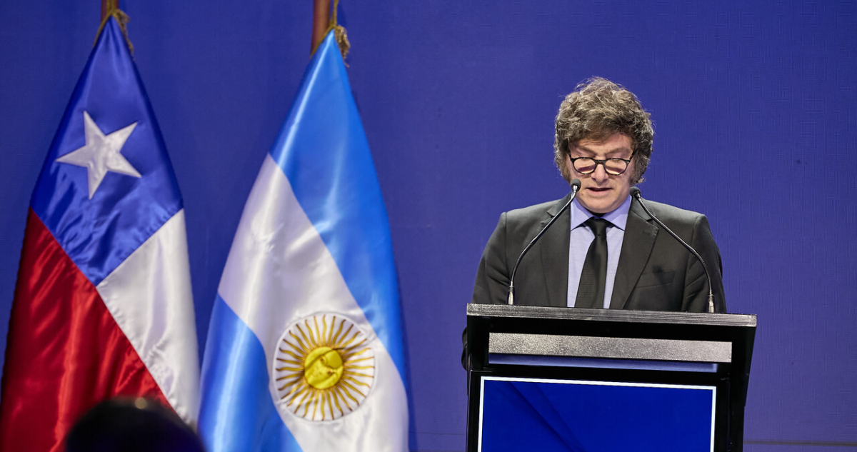 Oposición pide a Milei reunirse con Boric en su visita a Chile: Oficialismo pide “no tenderle la mano”