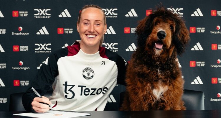 Figura del Manchester United renovó en club acompañada de su perro: 