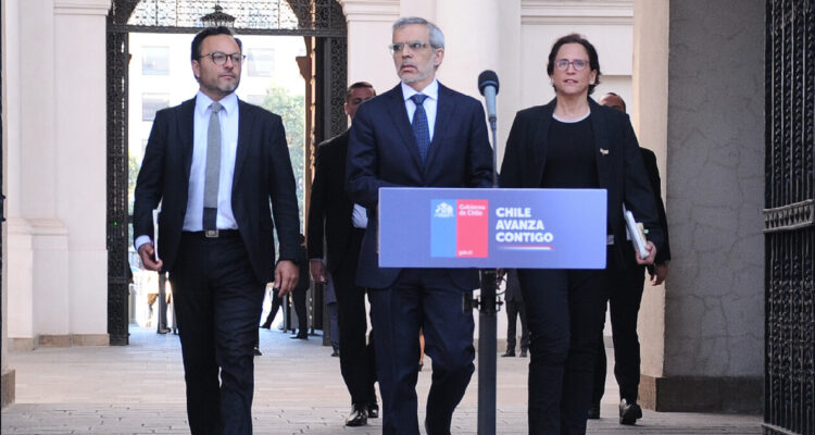 El ministro de Seguridad Pública, Luis Cordero (al centro) | Agencia UNO