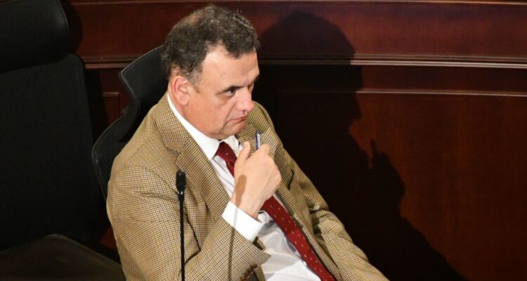 Caso Hermosilla: ministro del TC busca declarar ilegal el allanamiento en que se le incautó su celular