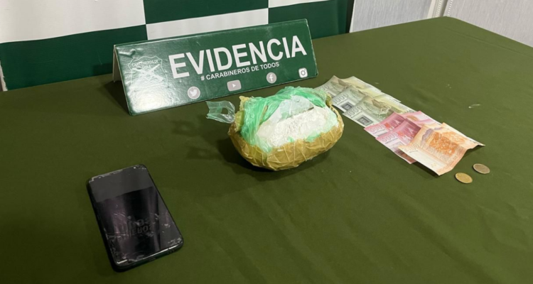 Mochila de pasajero con cocaína incautada por el OS7