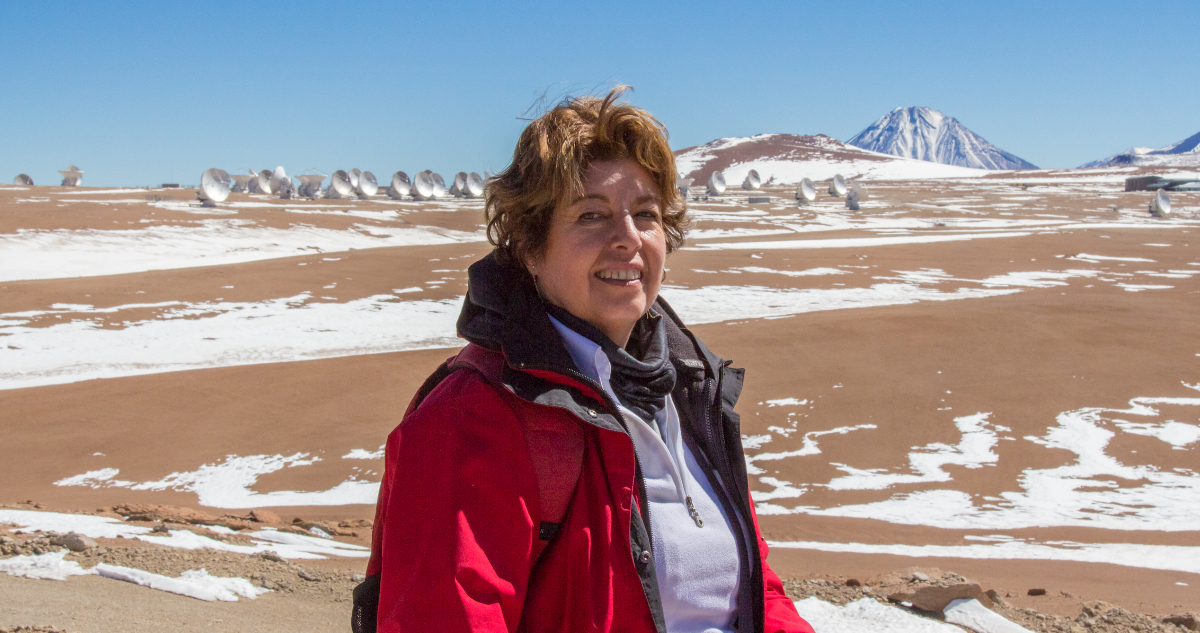 Mónica Rubio y las antenas del Telescopio ALMA