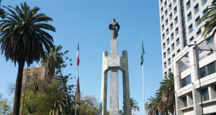 Sujetos atacan el Monumento a los Mártires de Carabineros en Santiago: hay un uniformado herido
