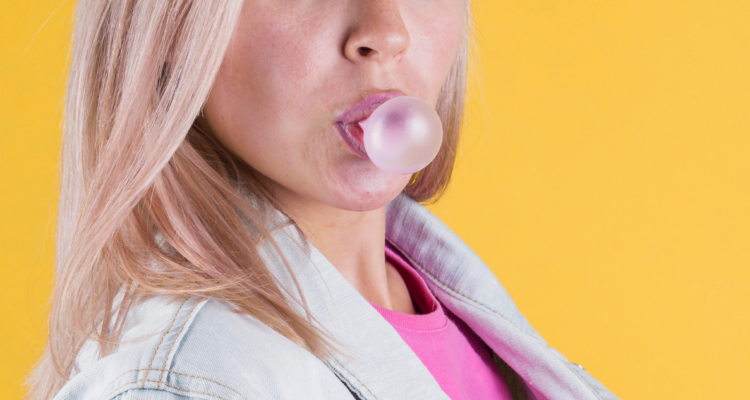 ¿Motivo para evitarlos?: estudio revela que los chicles liberan cientos de microplásticos en la saliva