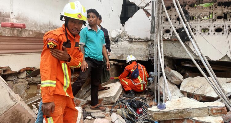 Rescatistas buscan supervivientes tras el terremoto en Naipyidó, Birmania