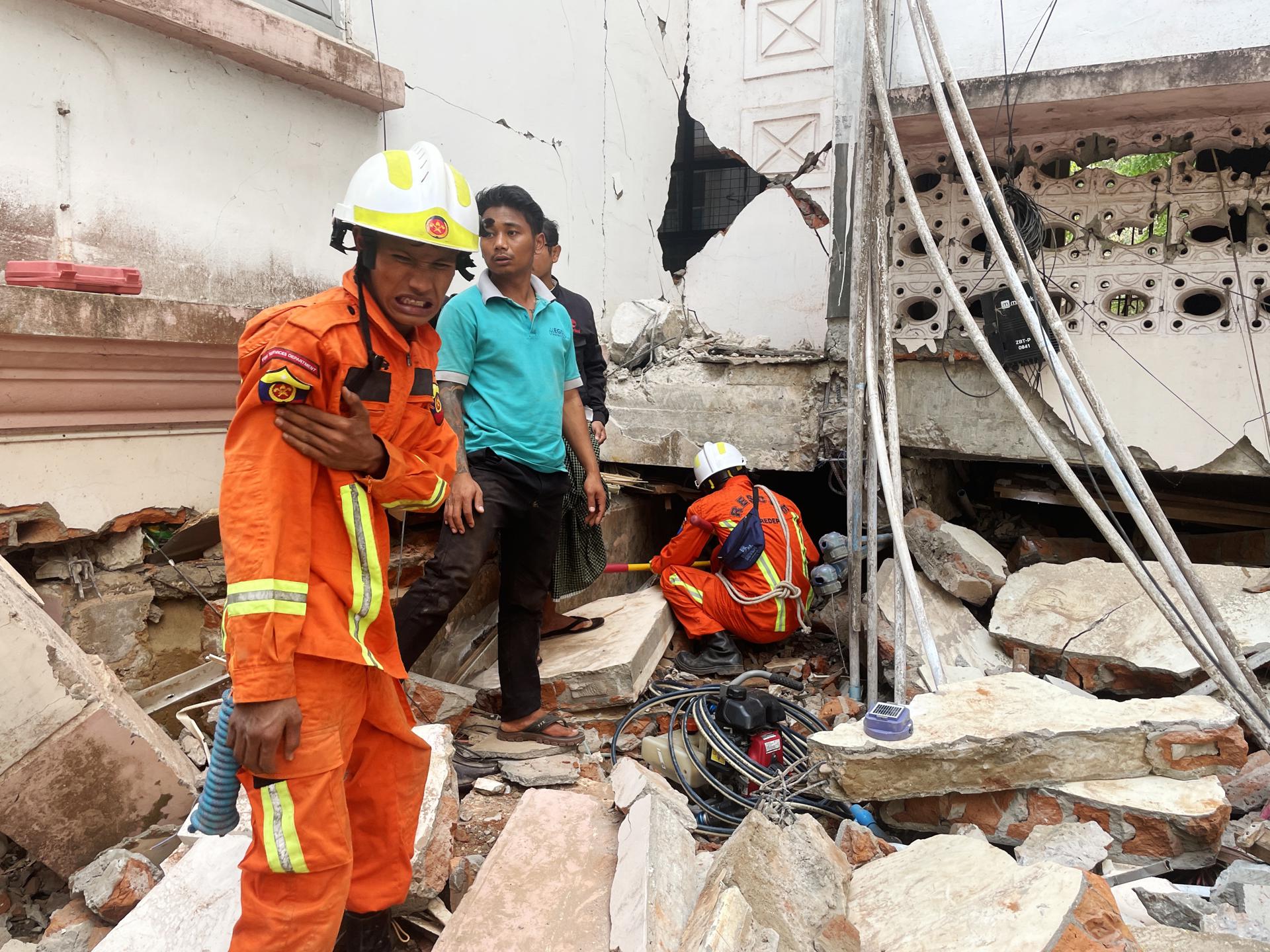 Rescatistas buscan supervivientes tras el terremoto en Naipyidó, Birmania