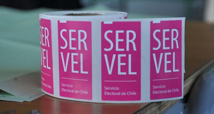 Cuáles son las sanciones y mutlas por no votar en las elecciones en Chile según proyecto de ley y qué pasa con el voto de extranjeros.