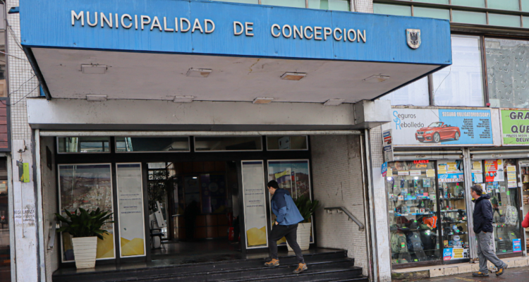 Frontis de municipio penquista por petición de administrar Cesfam Víctor Manuel Fernández