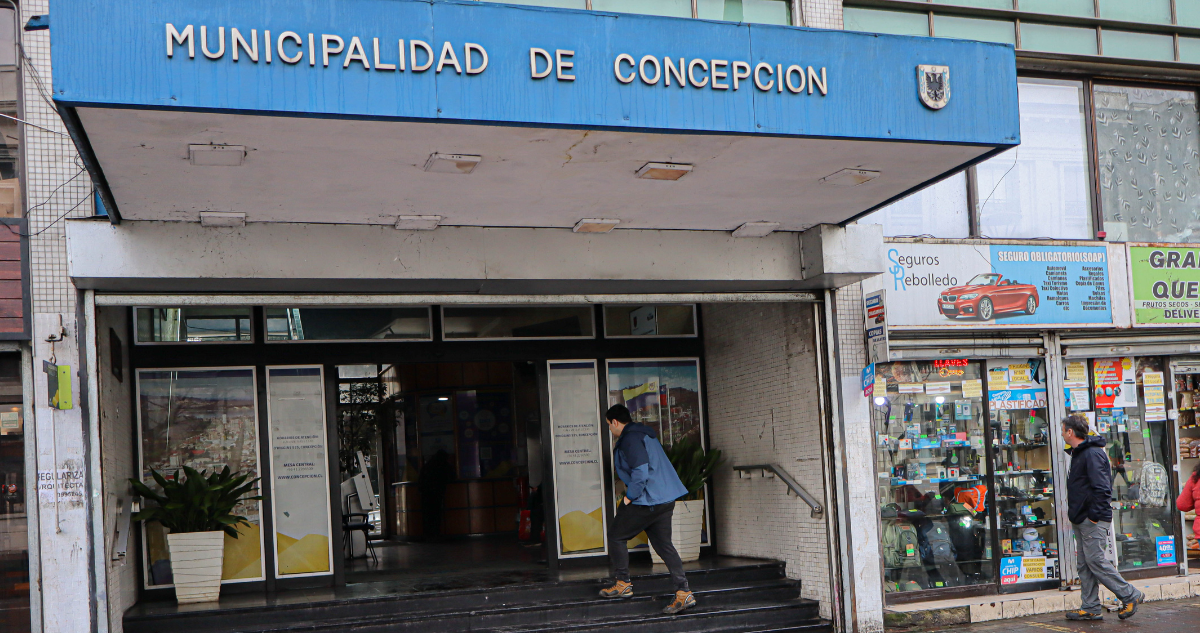 Frontis de municipio penquista por petición de administrar Cesfam Víctor Manuel Fernández