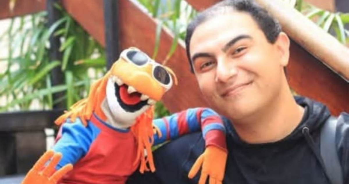 Elías Escobedo junto al recordado títere del Lagarto Murdock