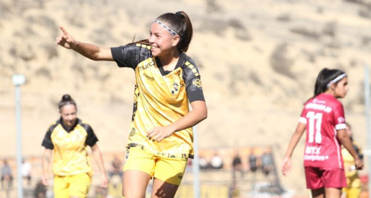 Natsumy Millones jugando para Coquimbo Unido