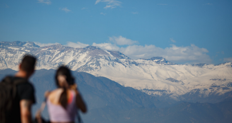 Fotografía de la Cordillera de Los Andes en referencia a estudio que señala que Chile perdería hasta el 50% de su nieve a fines del siglo XXI