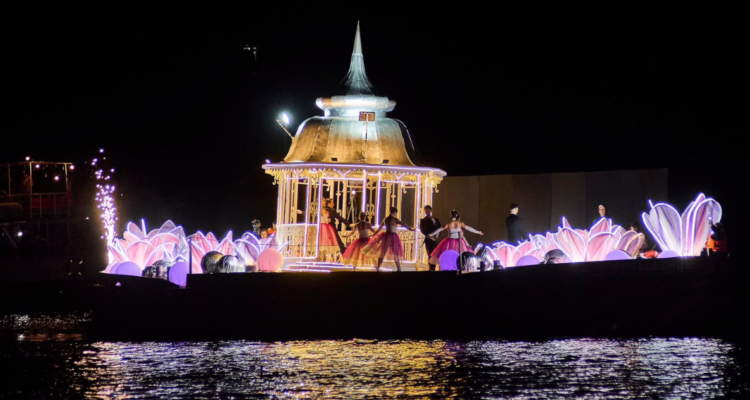 Embarcación en medio de Noche Valdiviana 2025