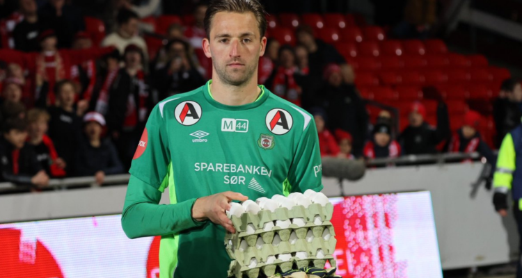 Figura del partido en Noruega recibió bandejas de huevos como premio.