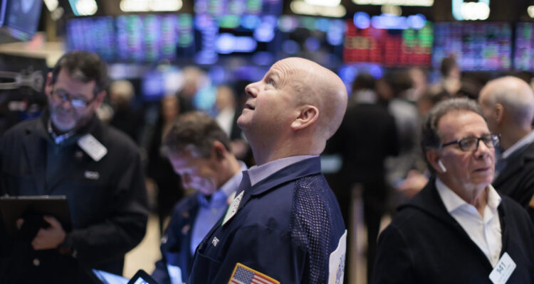 La turbulencia económica y política de EEUU sigue moviendo a Wall Street: empieza la semana a la baja