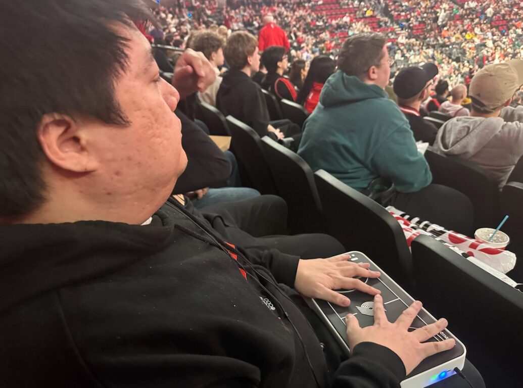 Brian Vu usando OneCourt siguiendo un partido en vivo de los Portland Trail Blazers. (Jason Quick / The Athletic)