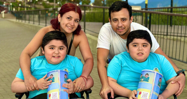 Acompañó a madre de Tomás Ross: Padre de gemelos con Duchenne hará caminata para juntar 7 mil millones