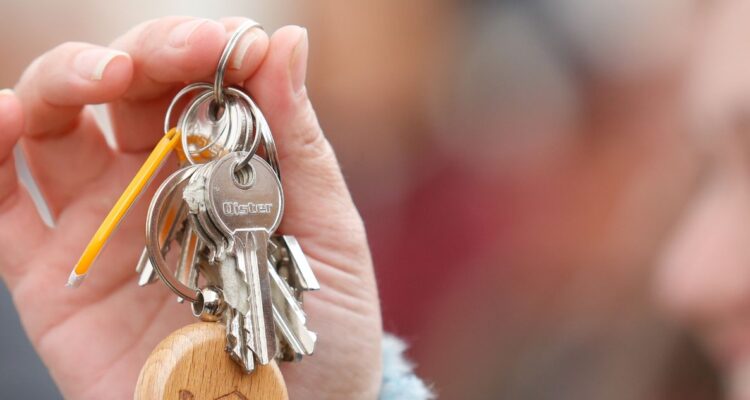 El sistema actual de contribuciones es injusto porque obliga a los propietarios a pagar más impuestos sobre sus viviendas sin que ello implique un aumento en sus ingresos