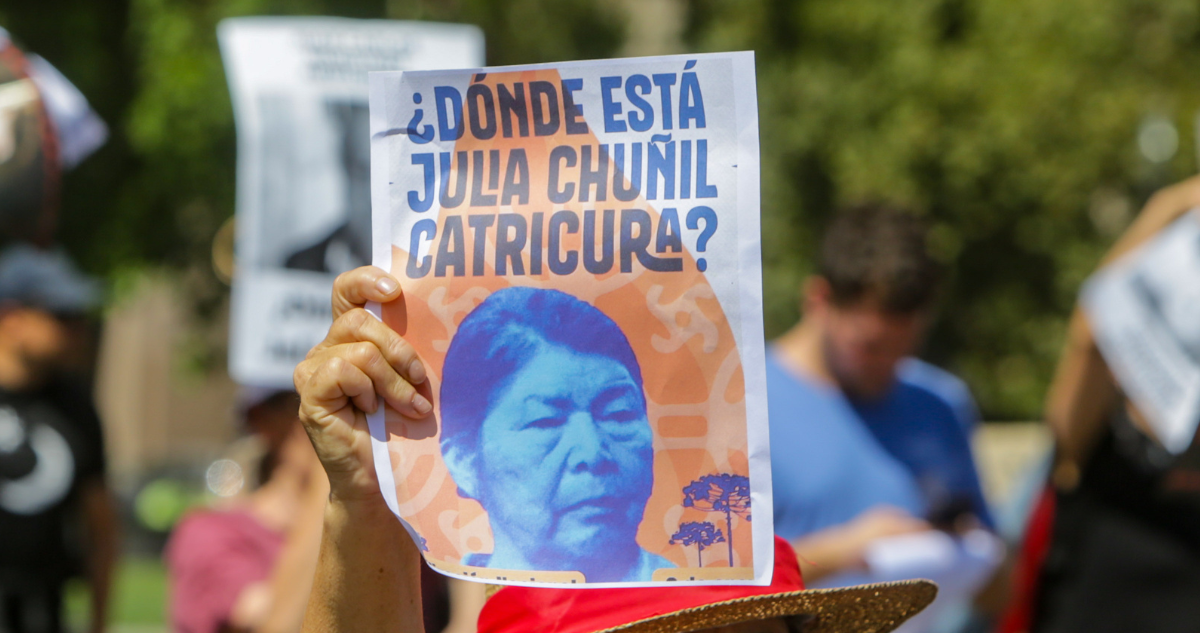 Pancarta por desaparición de Julia Chuñil e indagatorias de Fiscalía