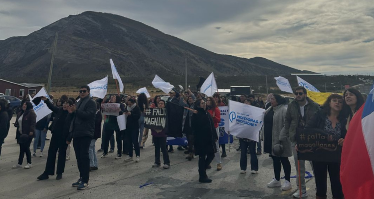 Paro de profesores mantiene a 14 mil alumnos sin clases en Magallanes: exigen mejoras salariales