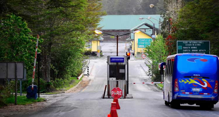 Paso Cardenal Samoré siendo cruzado por un bus de turismo.