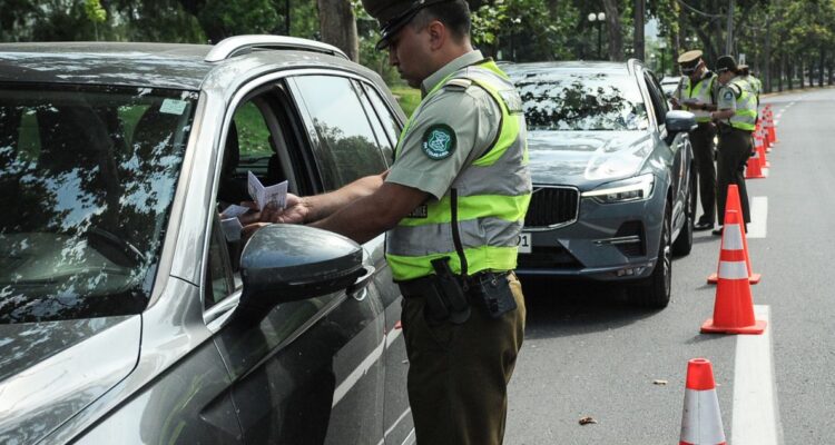Cómo, hasta cuándo y dónde pagar el Permiso de Circulación 2025 en Chile, cómo saber el valor, si tengo multas y qué documentos necesito.