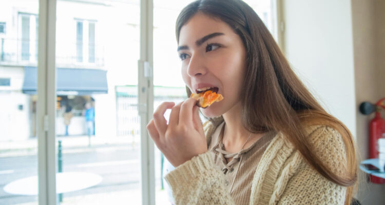 Foto de una persona comiendo | Desarrollan tecnología que permitirá experimentar sabor en la realidad virtual