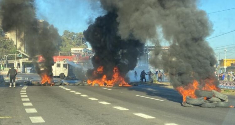 Pescadores artesanales se enfrentan a carabineros en nueva protesta en San Antonio