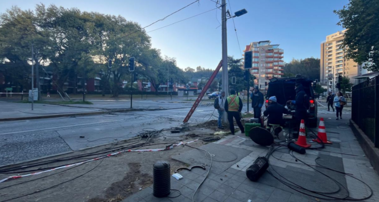 Concepción: proyectan pronta habilitación de tránsito luego que camión botara 11 postes cerca de plaza