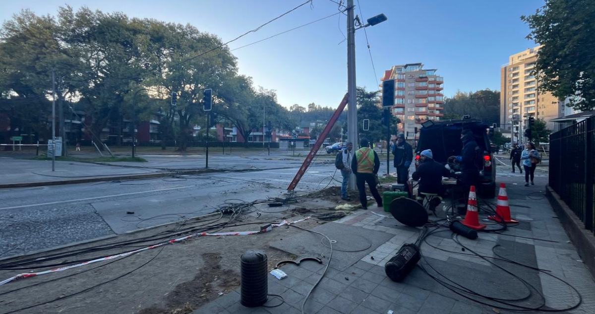 Trabajos cerca de Plaza Juan Bosco luego que camión derribara once postes