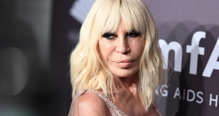 Fin de una era: Donatella Versace deja la dirección creativa de ‘Versace’ tras 27 años