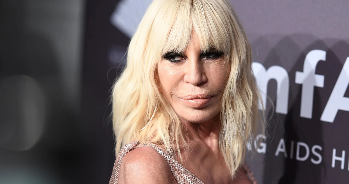 Fin de una era: Donatella Versace deja la dirección creativa de ‘Versace’ tras 27 años