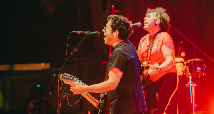 De la producción al escenario: Mia Leonne, la guitarrista de Narea que también trabaja en Lollapalooza