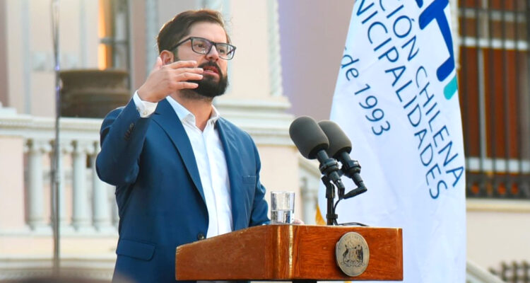 “Prefieren pasar el tiempo en ACs”: Boric fustiga a legisladores por frenar Ley de Seguridad Municipal