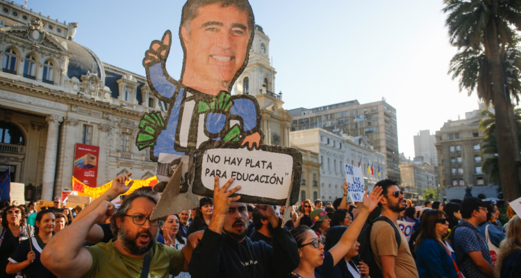 Profesores de Santiago siguen en paro y Desbordes asegura que “no hay recursos” para aumentar oferta