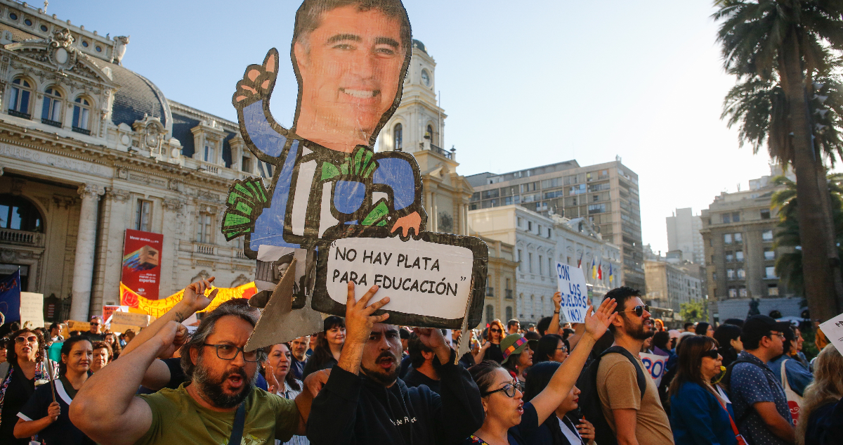 Profesores de Santiago siguen en paro y Desbordes asegura que “no hay recursos” para aumentar oferta